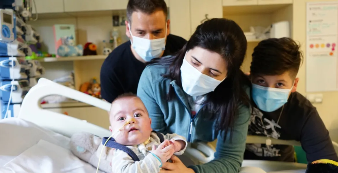 Familia con un bebé ingresada en UCI Familia con un bebé ingresada en UCI del Hospital Sant Joan de Déu