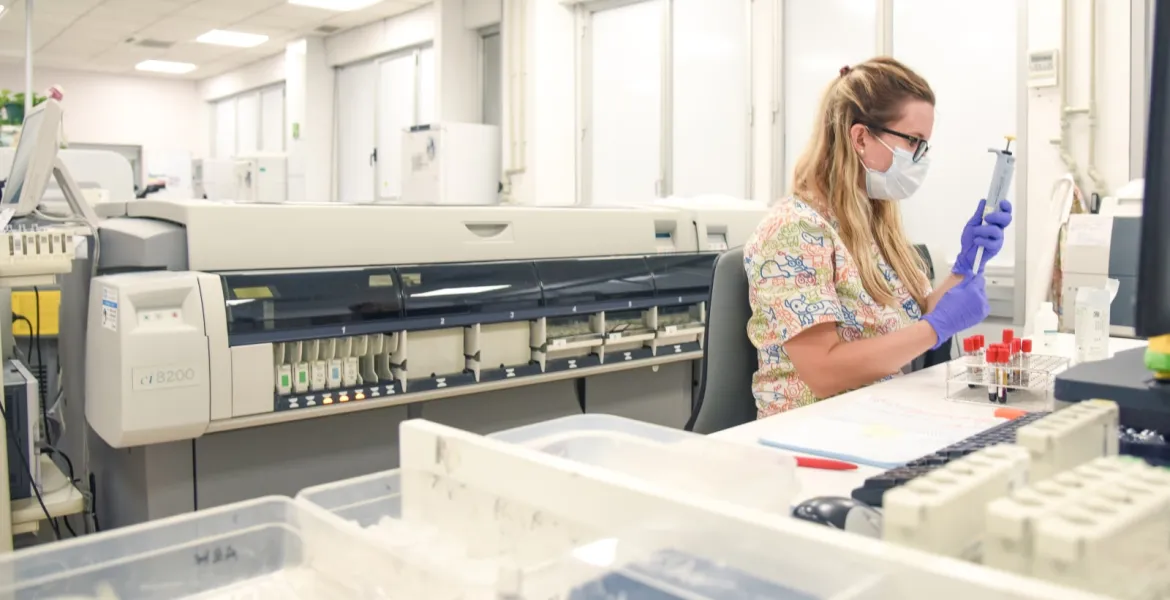 Técnica trabajando con muestras en el laboratorio del Hospital Sant Joan de Déu Barcelona