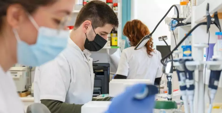 Equip investigant en un laboratori de l'Hospital Sant Joan de Déu Barcelona