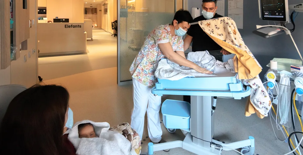 Neonatología Hospital Sant Joan de Déu Familia en el área de neonatología del Hospital Sant Joan de Déu Barcelona