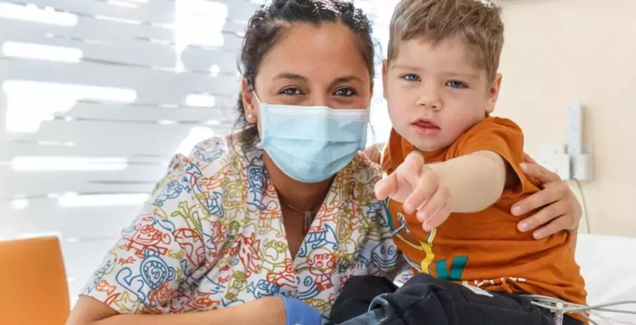 nfermera y niño ingresado en el Hospital Sant Joan de Déu