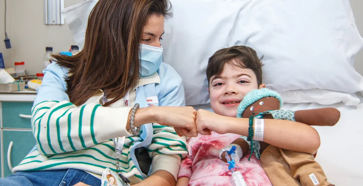 Niño hospitalizado durante una sesión de Child Life en el Hospital