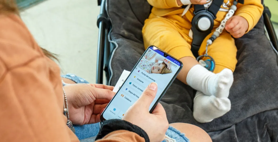 Una usuaria utiliza la app Hospital Sant Joan de Déu Barcelona Aplicación Hospital Sant Joan de Déu