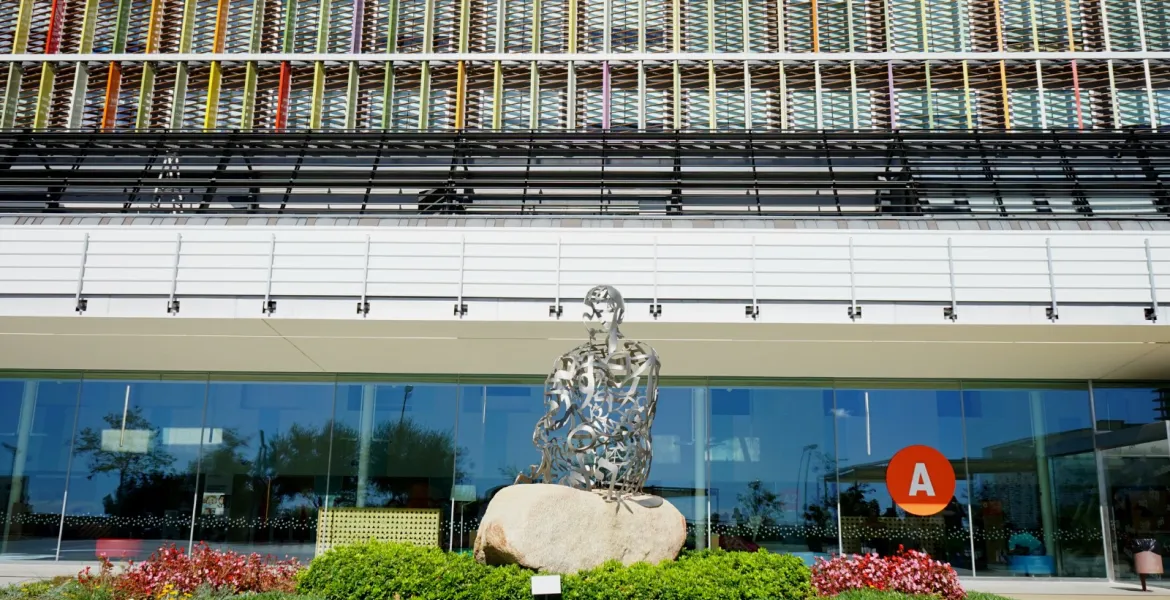 External façade with statue of Jaume Plensa at the SJD Barcelona Children's Hospital External façade with statue of Jaume Plensa at the SJD Barcelona Children's Hospital