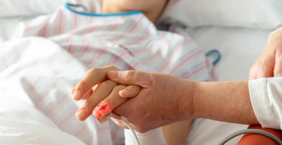 Unitat del Dolor de l'Hospital Sant Joan de Déu Barcelona Infermera agafant la mà d'un pacient
