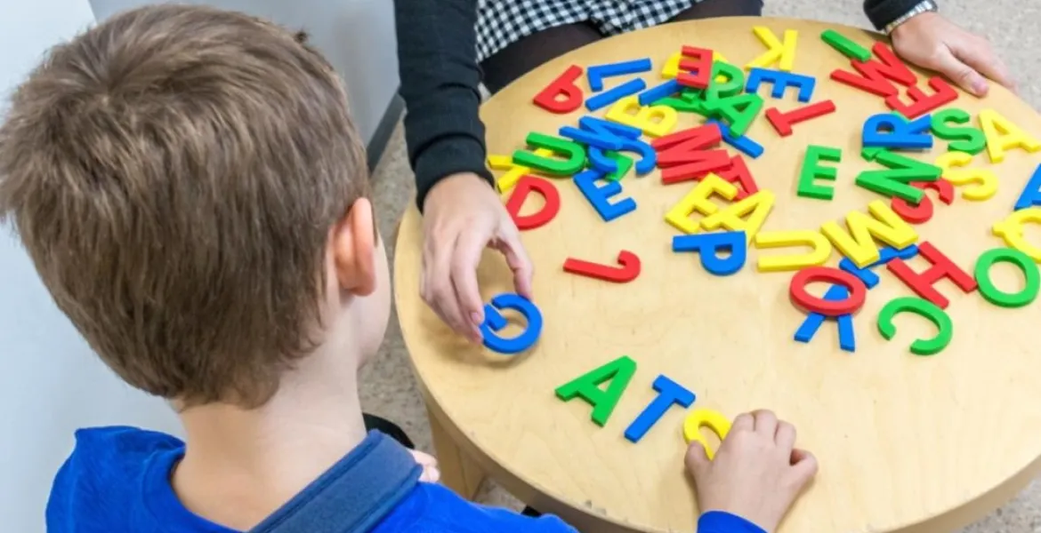 Un nen participa en una sessió d'acompanyament de la Unitat de Trastorns de l'Aprenentatge Escolar Un nen participa en una sessió d'acompanyament de la Unitat de Trastorns de l'Aprenentatge Escolar