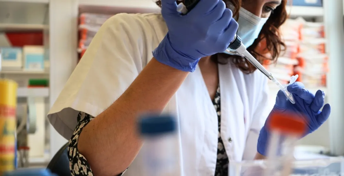 Una profesional procesa una muestra en el laboratorio de diagnóstico molecular