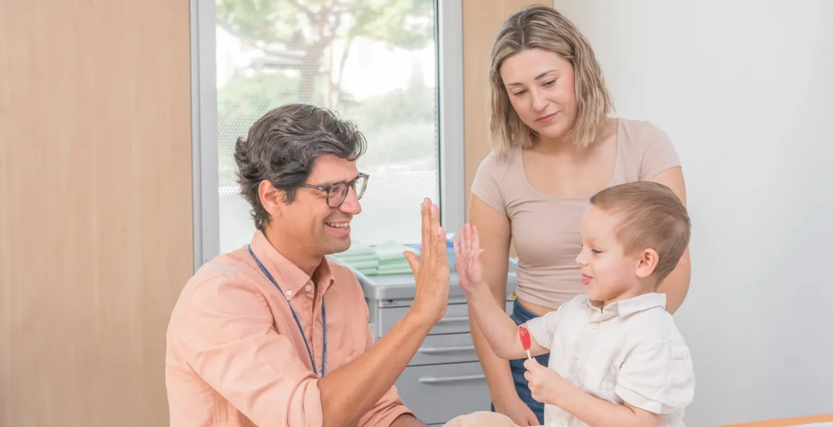 El doctor Andrés Morales, oncólogo, en consulta con un paciente internacional del SJD Barcelona Children's Hospital