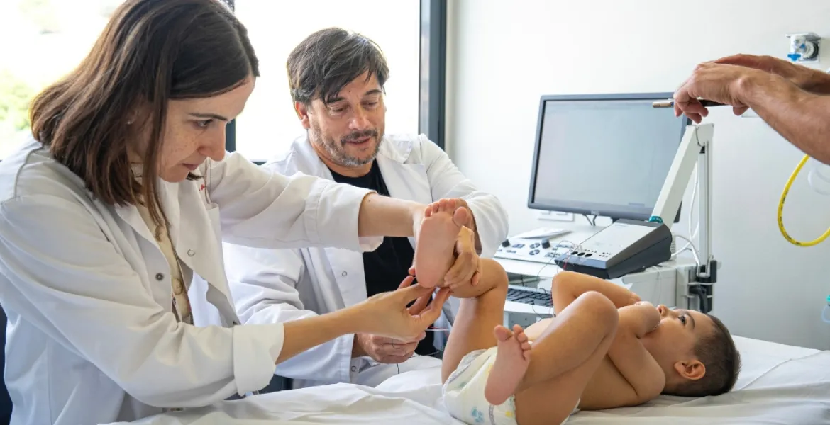 Laura Carrera i Andrés Nascimento amb en Daniel, un pacient d'SPG50