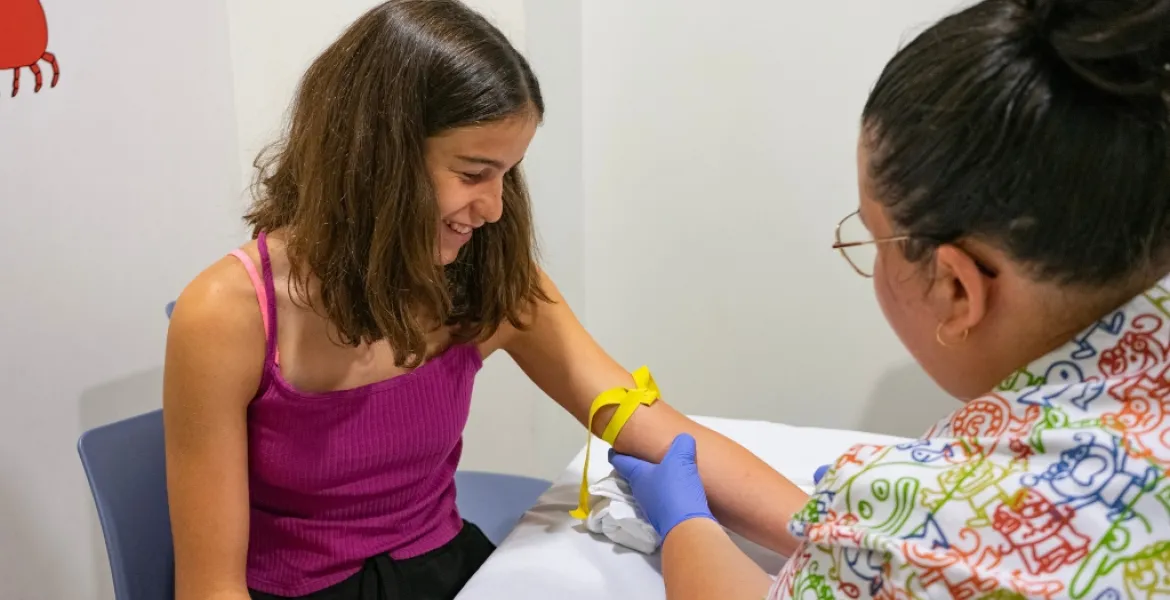 Extracció de sang a una pacient al Laboratori d'Extraccions de l'Hospital Sant Joan de Déu Barcelona