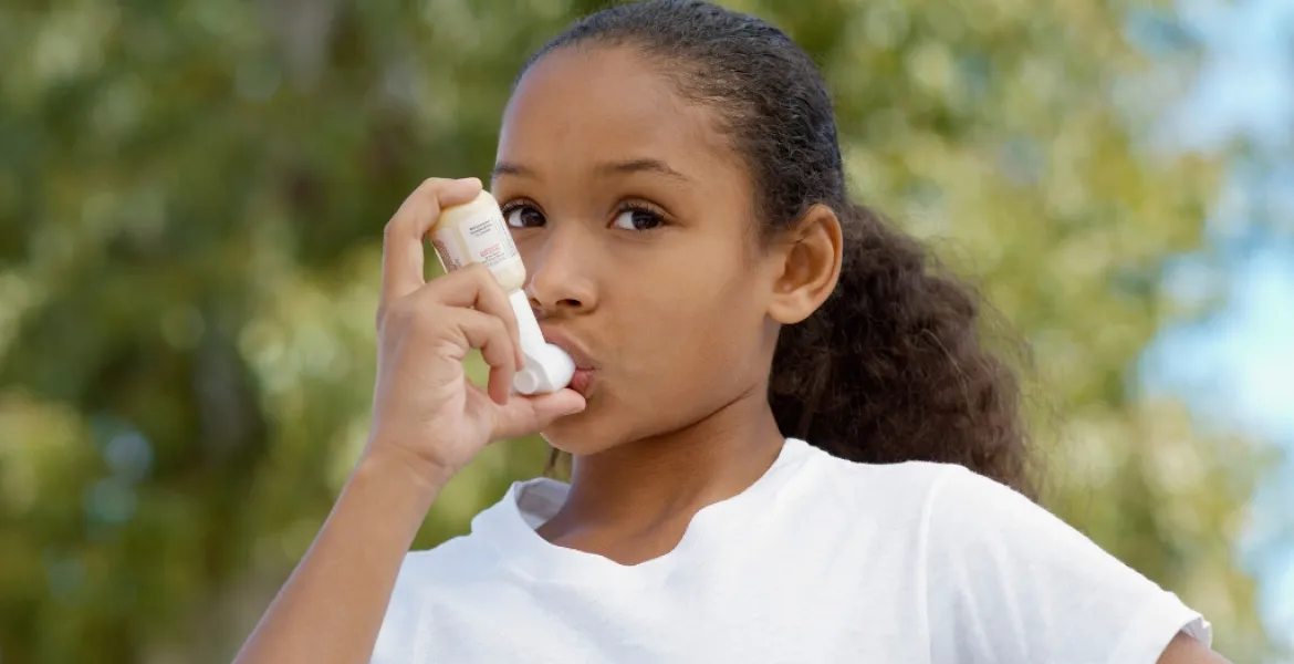 Nena amb inhalador al camp - Hospital Sant Joan de Déu Barcelona