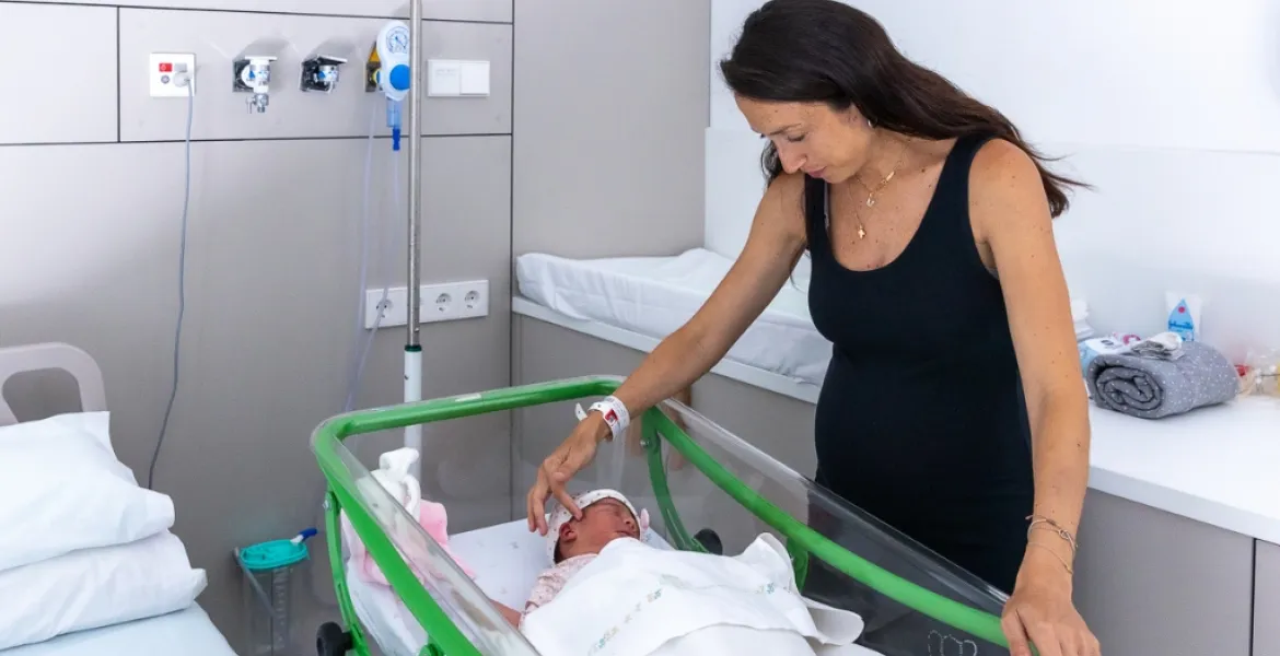 Mare i nadó a l'habitació de l'Hospital Sant Joan de Déu Barcelona