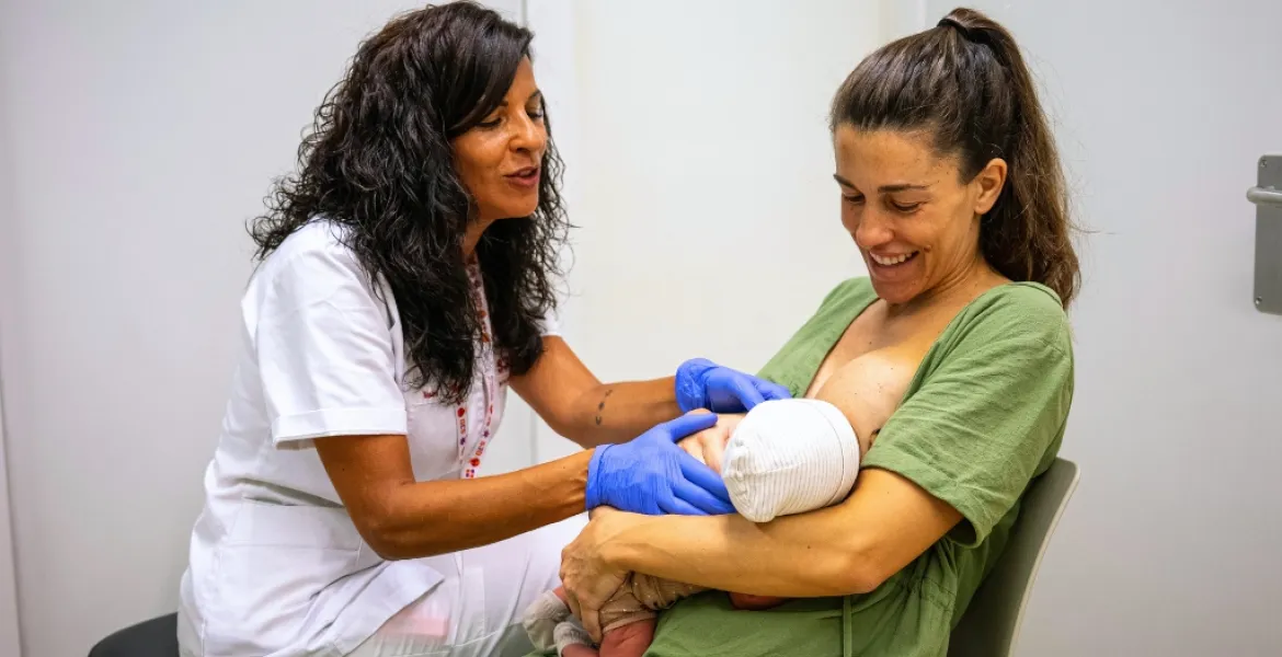 Experta en lactància materna ensenya tècnica a mare - Hospital Sant Joan de Déu Barcelona