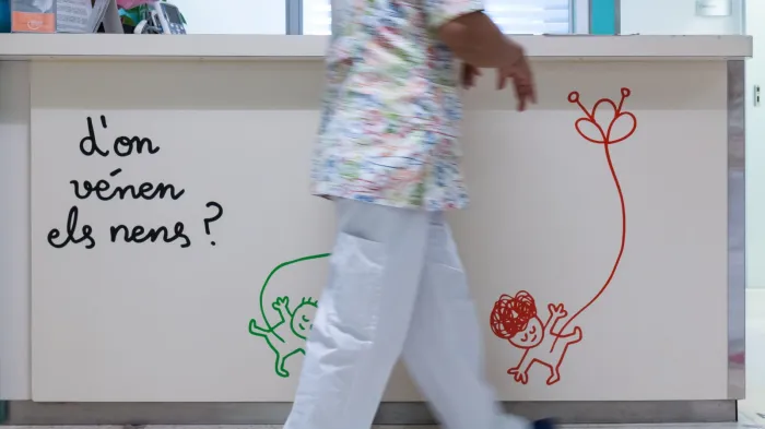 Una enfermera pasa por delante de un mostrador del Hospital Sant Joan de Déu Barcelona Una enfermera pasa por delante de un mostrador del Hospital Sant Joan de Déu Barcelona
