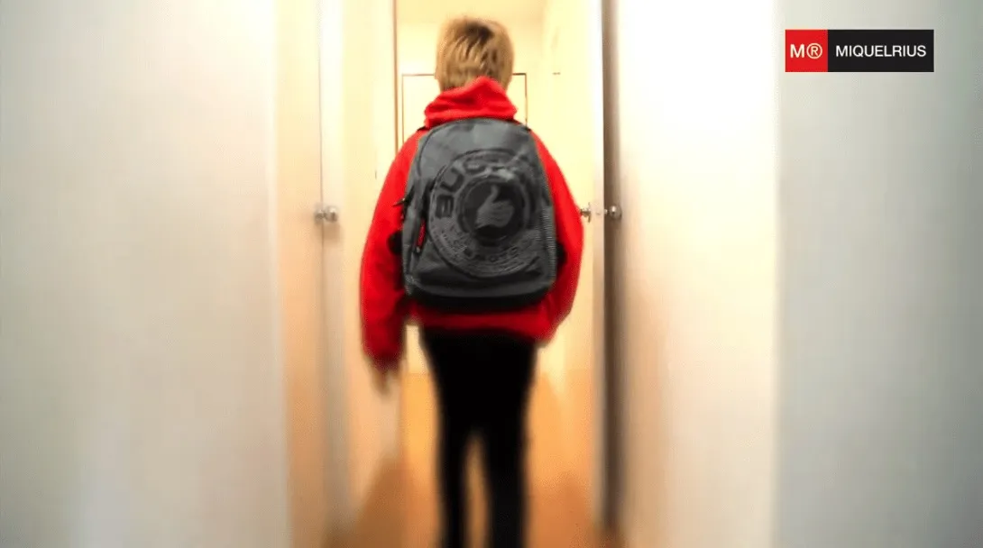 Niño con una mochila ergonómica de Miquel Rius Niño con una mochila ergonómica de Miquel Rius