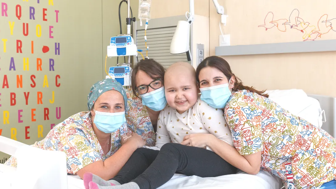 Paciente y enfermeras del SJd Pediatric Cancer Center Barcelona Paciente y enfermeras del SJd Pediatric Cancer Center Barcelona