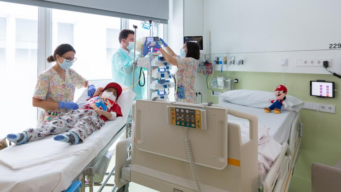 Healthcare professionals looking after an inpatient at SJD Pediatric Cancer Center Barcelona Healthcare professionals looking after an inpatient at SJD Pediatric Cancer Center Barcelona