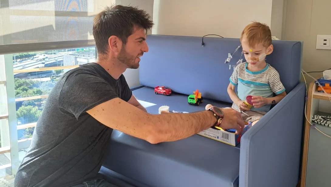 Oliver juega con su padre durante su ingreso en el Hospital Sant Joan de Déu Barcelona Oliver paciente neurocirugía Hospital Sant Joan de Déu Barcelona