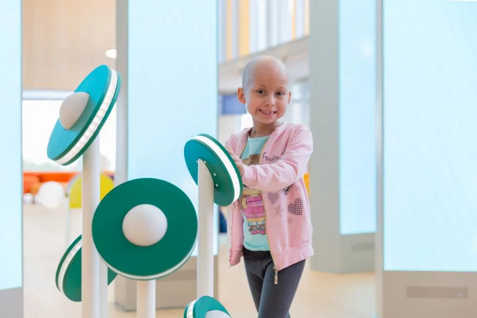 Imagen de paciente jugando en el hall del SJD Pediatric Cancer Center Barcelona Imagen de paciente jugando en el hall del SJD Pediatric Cancer Center Barcelona