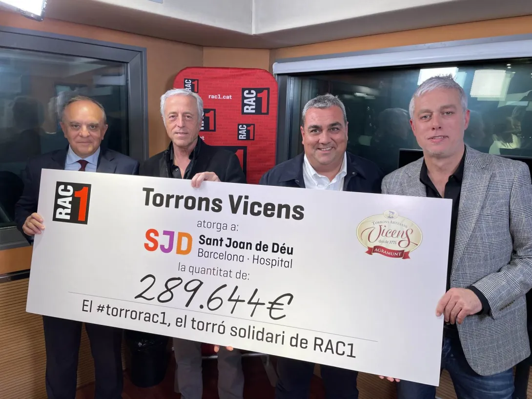 Entrega de la donación de la campaña del Torró Solidaria RAC1 en el programa Islandia Entrega de la donación de la campaña del Torró Solidaria RAC1 en el programa Islandia