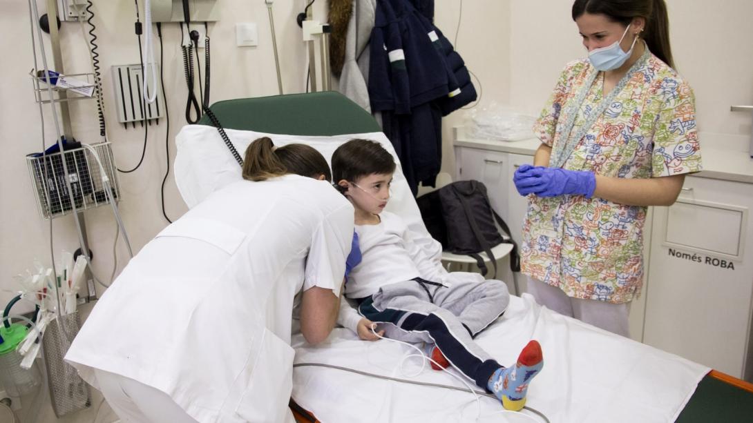 EIR and MIR residents attending to a child at the SJD Barcelona Children's Hospital Medical and nursing resident in a box