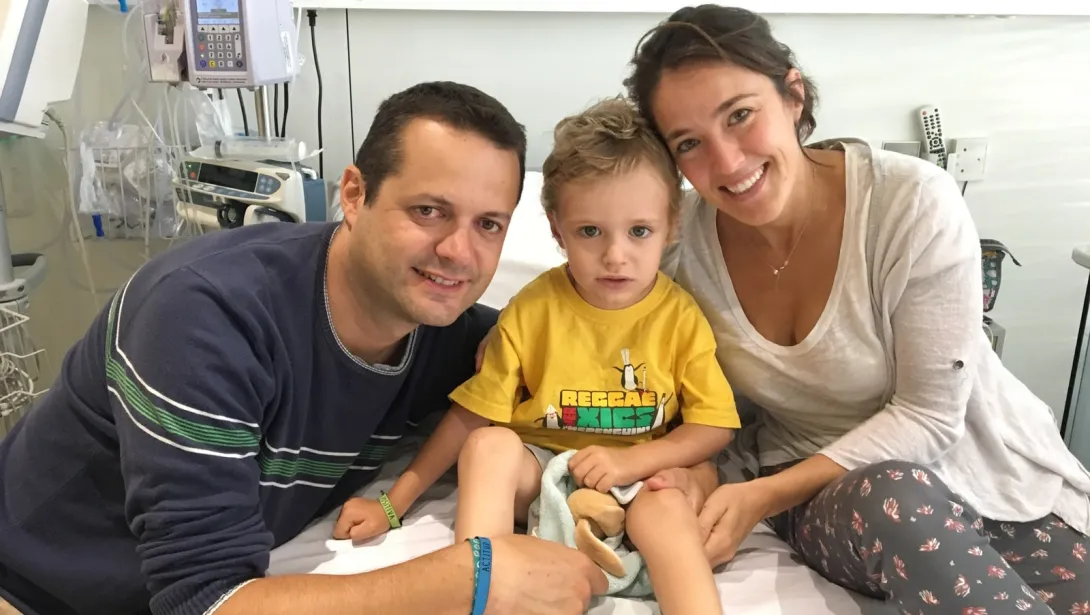 Pol, a neuroblastoma patient, with his parents during admission to the SJD Barcelona Children's Hospital Cancer patient with his family in Sant Joan de Déu