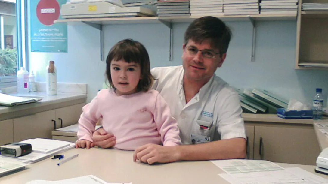 The patient with her doctor, Jaume Mora, in her previous office during a visit Jaume Mora with a patient in his former office