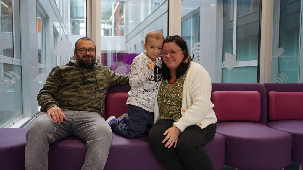 Nico Fortuna amb els seus pares al SJD Pediatric Cancer Center Barcelona