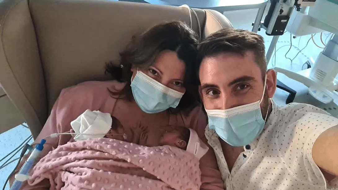 Laura, madre de dos gemelos nacidos en un partido diferido en el Hospital Sant Joan de Déu Barcelona Laura, madre de dos gemelos nacidos en un partido diferido en el Hospital Sant Joan de Déu Barcelona