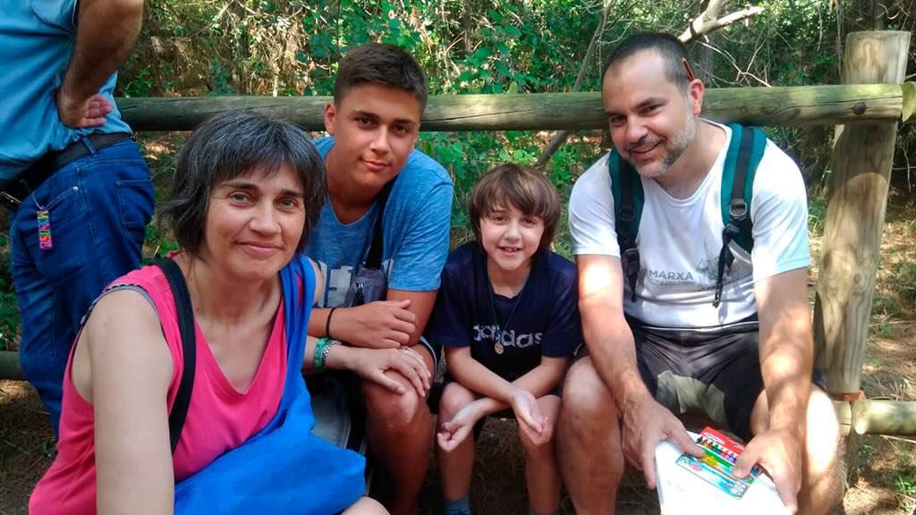 Foto de Marta amb la seva família durant una excursió