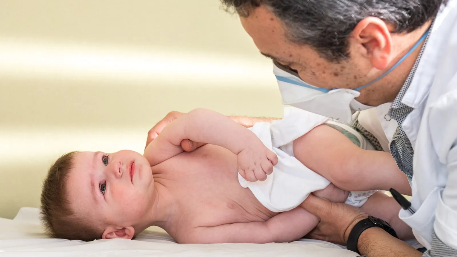 Un bebé visitado por un profesional de traumatología infantil del Hospital Sant Joan de Déu Barcelona Un bebé visitado por un profesional de traumatología infantil del Hospital Sant Joan de Déu Barcelona