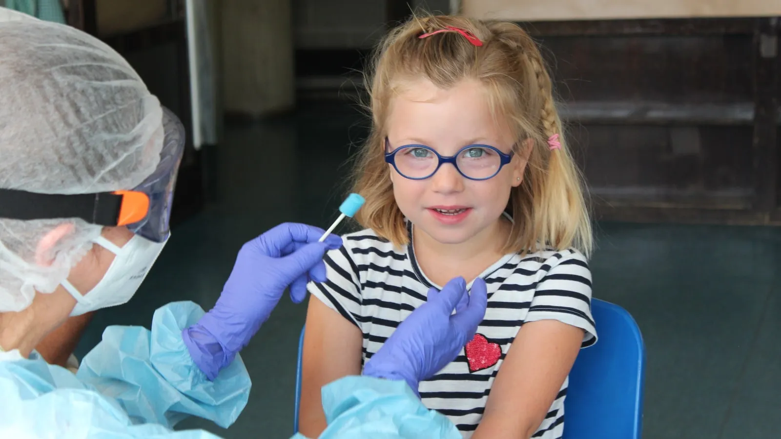 Niña durante el estudio Kids Corona del Hospital Sant Joan de Deu Una niña durante la realización de una PCR en el marco del estudio Kids Corona