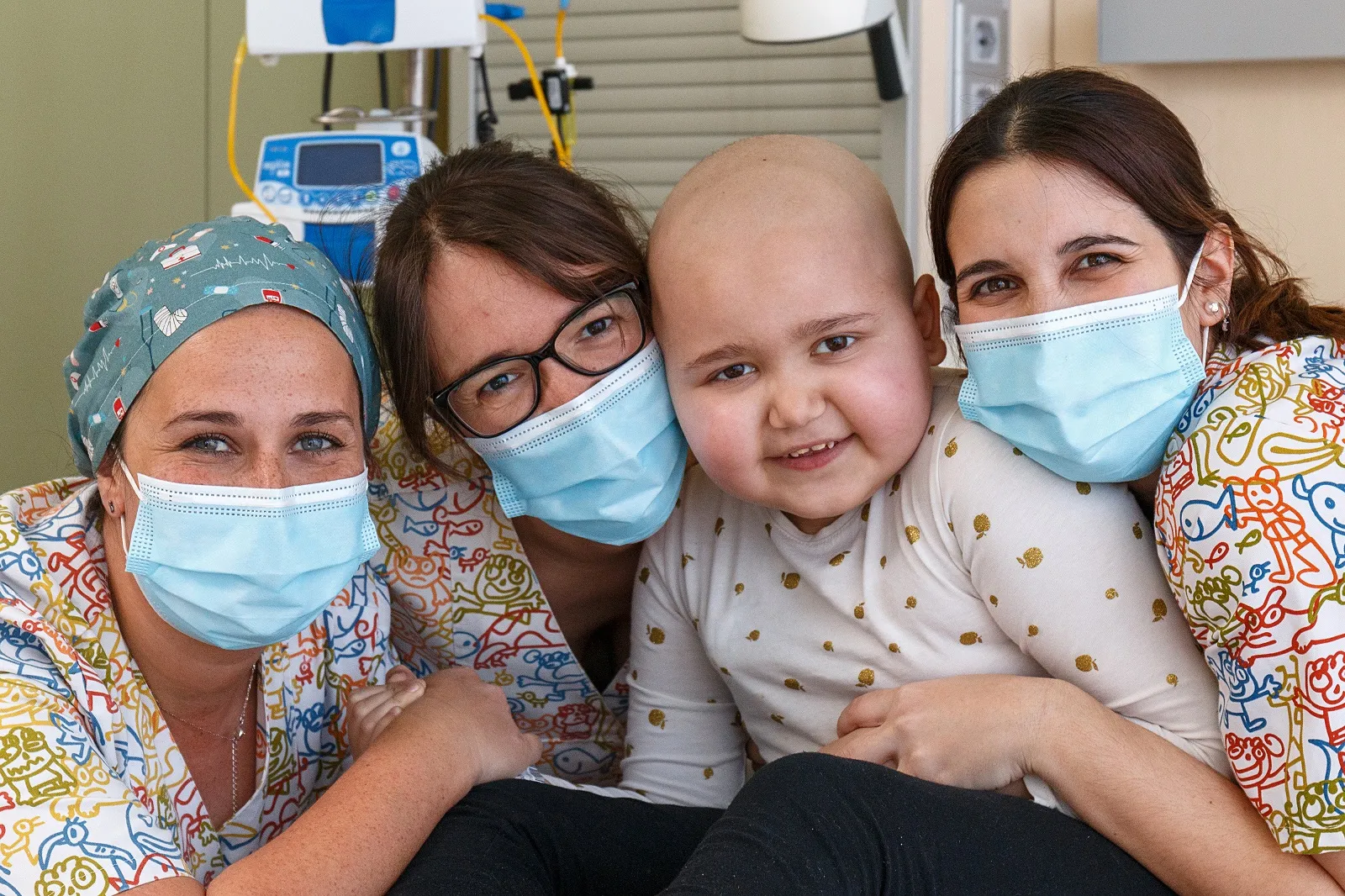 Enfermeras sonriendo con un paciente en una habitación del Hospital