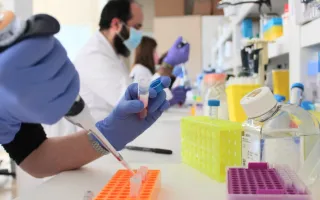 Equipo de laboratorio de investigación trabajando en el Hospital Sant Joan de Déu Barcelona
