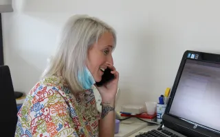 Enfermera hablando por teléfono en el Hospital Sant Joan de Déu Una enfermera atiende una llamada telefónica en el Hospital Sant Joan de Déu Barcelona