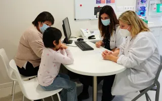 Una familia y dos médicas durante una consulta en el Hospital Sant Joan de Déu Barcelona Una familia en una consulta del Hospital Sant Joan de Déu Barcelona