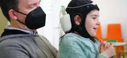 Neurología pediátrica en el Hospital Sant Joan de Déu Barcelona Una paciente durante un tratamiento de neurología infantil el Hospital Sant Joan de Déu Barcelona