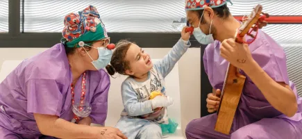 Pallasos jugando con una paciente en una sala de espera Pallasos jugando con una paciente en una sala de espera del Hospital Sant Joan de Déu