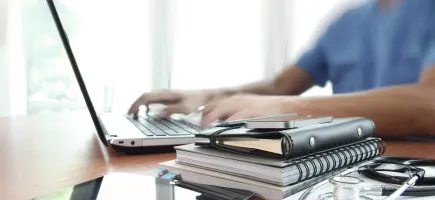 Profesional médico trabaja en un ordenador, imagen genérica Profesional médico trabajando en un ordenador