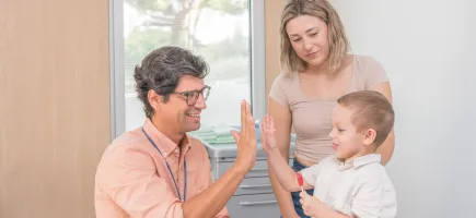 Dr. Andrés Morales con paciente internacional - Hospital Sant Joan de Déu Barcelona Dr. Andrés Morales con paciente internacional - Hospital Sant Joan de Déu Barcelona