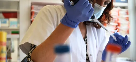 Una profesional procesa una muestra en el laboratorio de diagnóstico molecular Una profesional procesa una muestra en el laboratorio de diagnóstico molecular