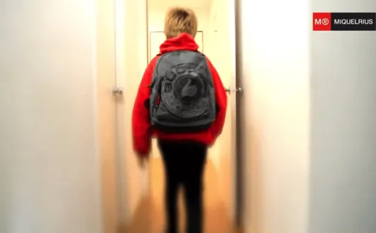 Niño con una mochila ergonómica de Miquel Rius Niño con una mochila ergonómica de Miquel Rius