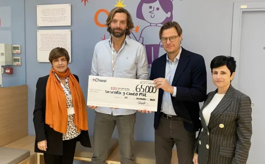 Momento de entrega de la donación de Chiesis España en la Casa de Sofia