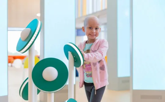 Imagen de paciente jugando en el hall del SJD Pediatric Cancer Center Barcelona