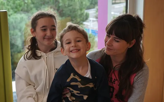 Ivan en una visita al Hospital Sant Joan de Déu, con su madre y su hermana.