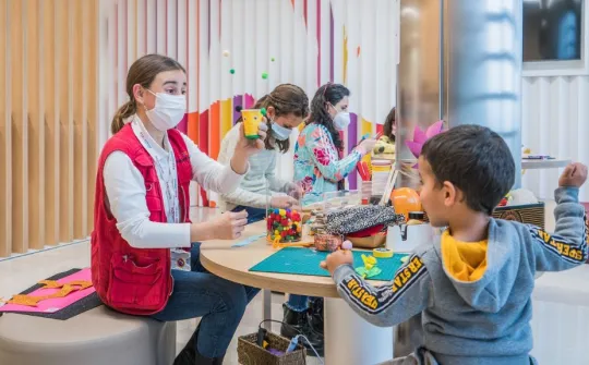 Taller de manualidades de "La fàbrica de màgia" del Hospital Sant Joan de Déu Barcelona