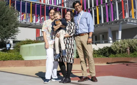 Paciente de oncología del SJD Pediatric Cancer Center junto al equipo clínico
