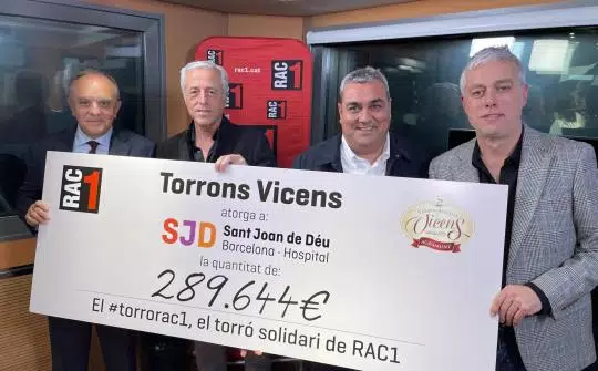 Entrega de la donación de la campaña del Torró Solidaria RAC1 en el programa Islandia