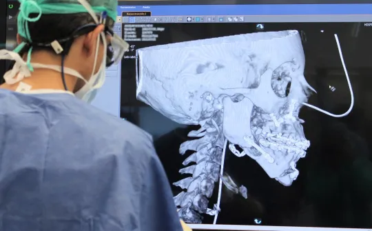 Cirujano en quirófano preparando una cirugía maxilofacial planificada en 3D Cirujano en quirófano preparando una intervención