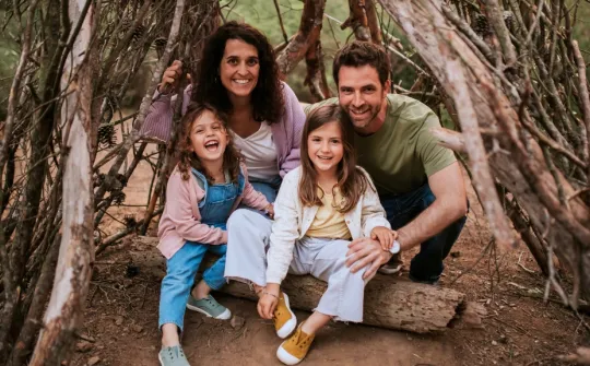 Núria, una paciente pediátrica con aciduria glutárica, y su familia Núria, una paciente pediátrica con aciduria glutárica, y su familia